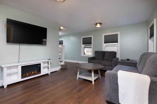 Cozy Cottage On Main