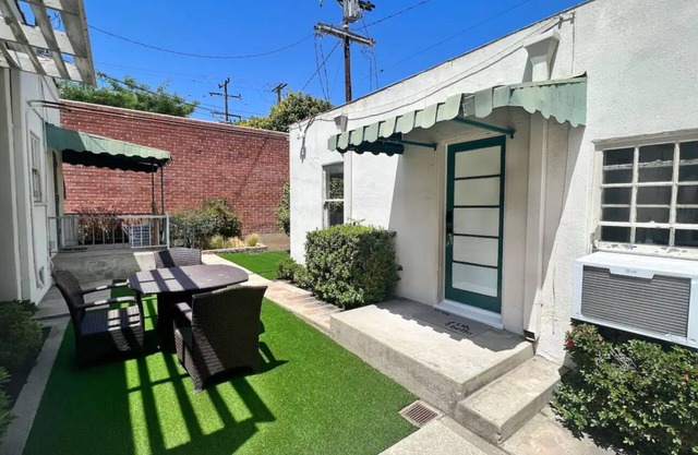 Cozy cottage with 1 bedroom and WiFi, AC in wonderful West Hollywood
