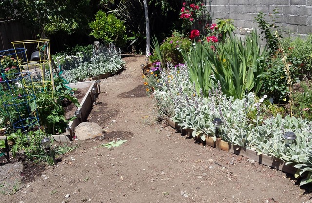 Cozy Cottage with deck and garden