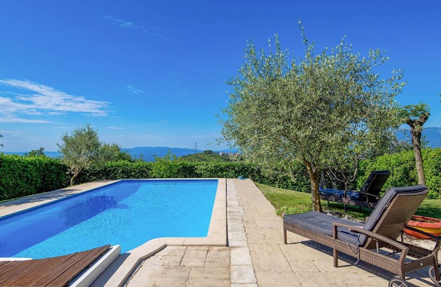 Cozy cottage with pool and sea view.
