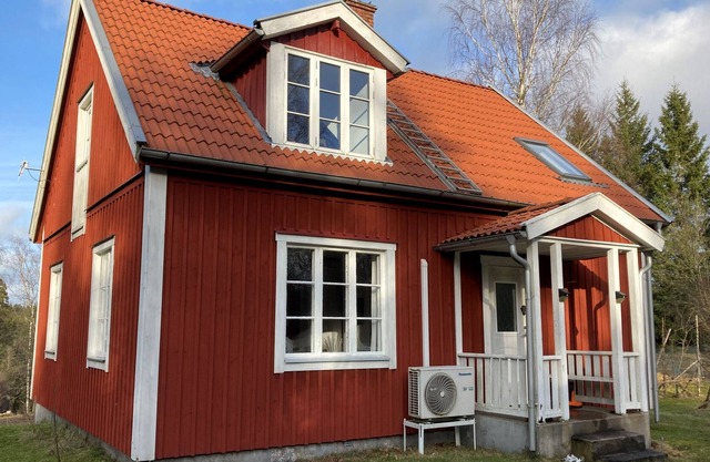 Cozy cottage with private location and nearby many lakes, Lidhult