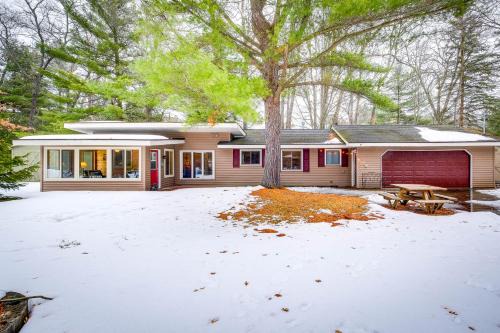 Cozy Cottage with Sunroom - Walk to Higgins Lake!