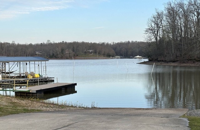 Cozy County Living with private boat ramp to KY lake within walking distance