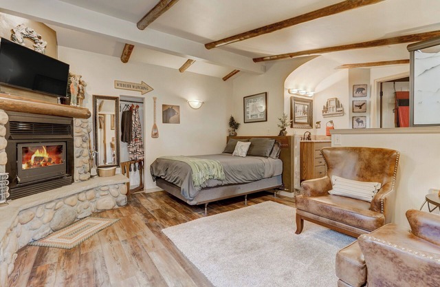 Cozy Creekside Cottage at Entrance to Pikes Peak