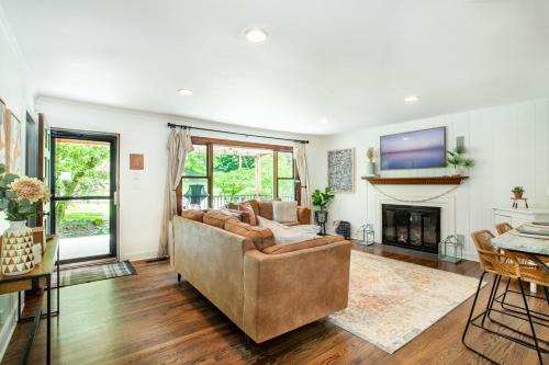 Cozy Creekside Rancher-Heart of Downtown Knoxville