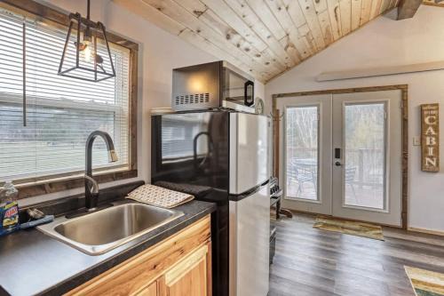 Cozy Creekside Retreat