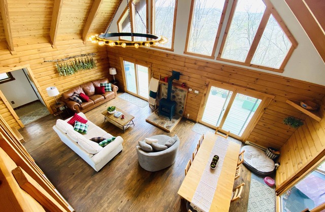 Cozy Creekview Cabin - Berkeley Springs, WV