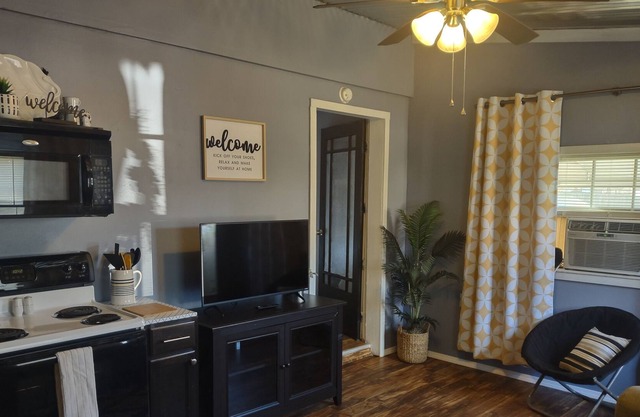 Cozy, Cute home, minutes from Everything!
