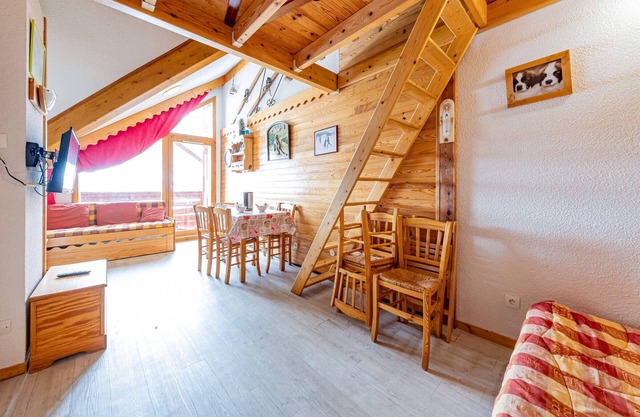 Cozy duplex for 6 with ski lockers