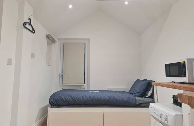 Cozy Detached Studio Retreat with Kitchen & Bath
