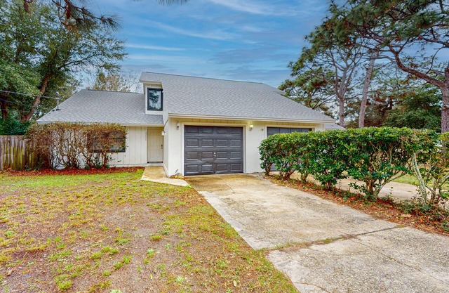 Cozy dog-friendly duplex with private yard and close to everything