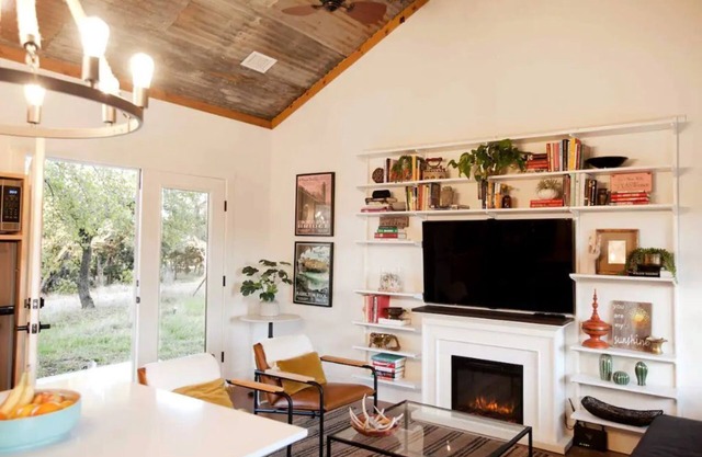 Cozy, dog friendly, private & county chic Hill Country cottage -15 min to Austin