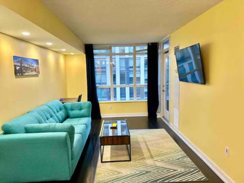 Cozy Downtown 1BR Den Free Parking near CN Tower