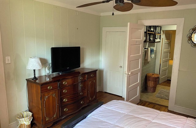 Cozy downtown Dade City cottage. Pet friendly.