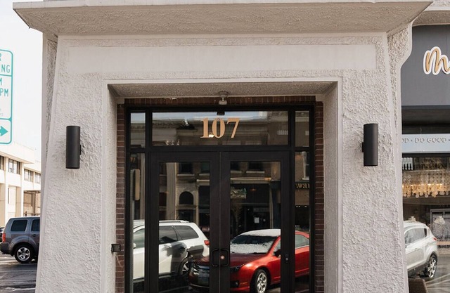 Cozy Downtown Gem ~ Sleeps 10