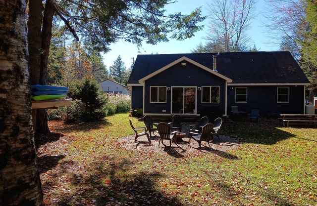 Cozy Elm Retreat - Beautifully appointed home with lakerights to White Lake