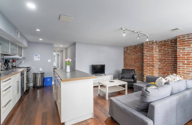 Cozy Exposed Brick 2 BD In Adams Morgan