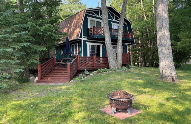 ★ Cozy Family Getaway ★ on Beautiful Clear Lake 3 or 4 Bedrooms Available