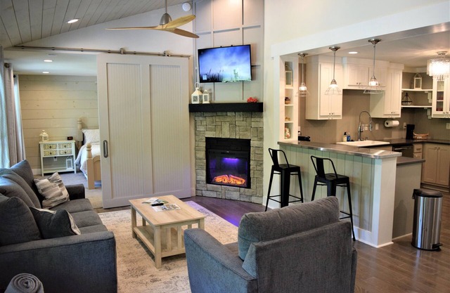 Cozy Farmhouse, near Lynchburg and Fayetteville