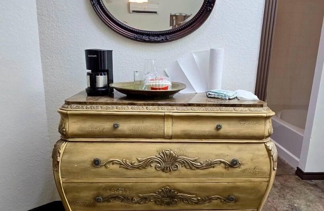 Cozy Fredericksburg Retreat | Fire Pit & Wineries