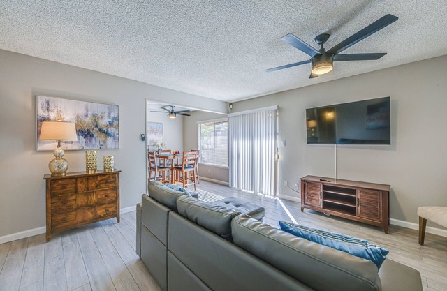 Cozy Fresno Condo w/Balcony & Pool Access