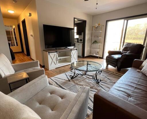 Cozy, fully remodeled home near downtown KC