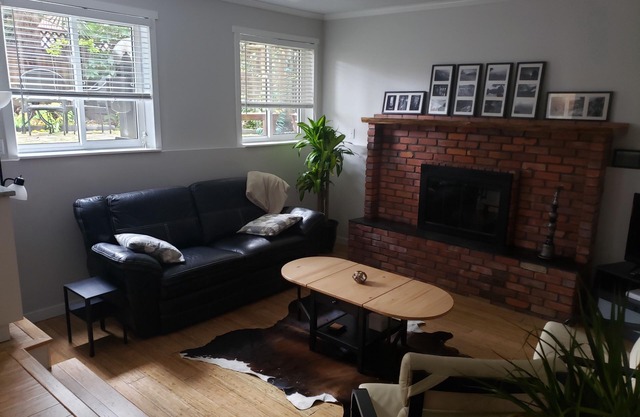 Cozy garden suite for six in beautiful Kits Point, half a block from Kits Beach.