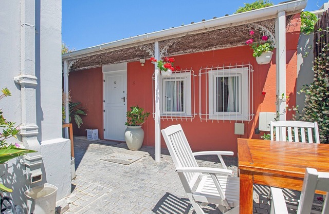 Cozy Garden cottage, adjoining courtyard garden, private entrance