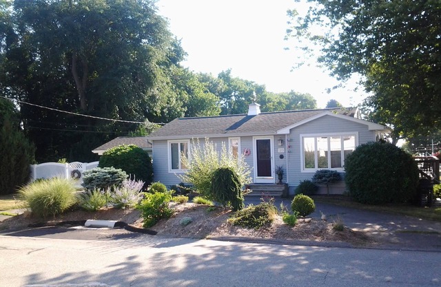 Cozy, happy, art-filled beach house available July 25th until August 8th, 2025