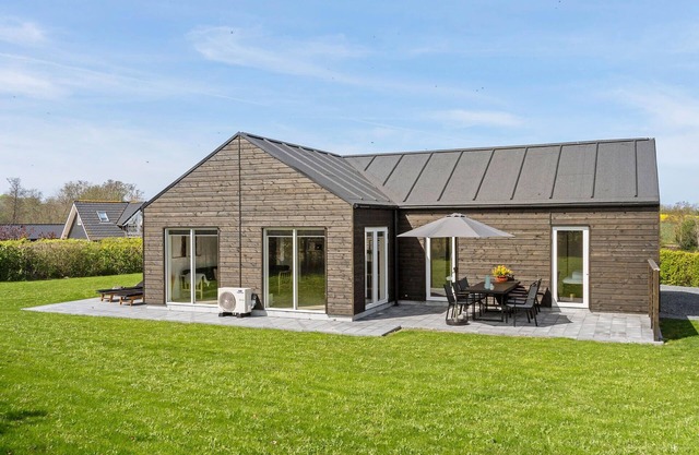 Cozy home in Frørup with jacuzzi