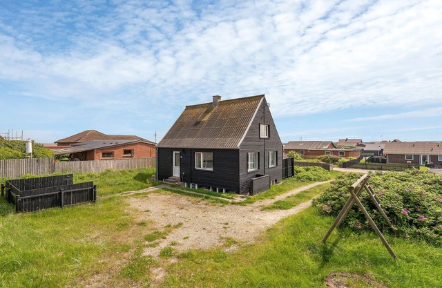 Cozy home in Ulfborg with sauna