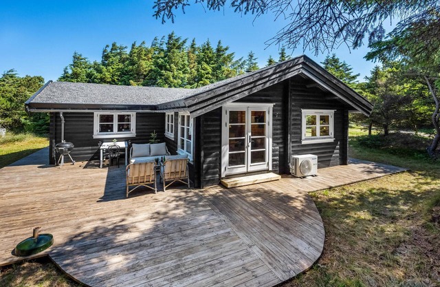 Cozy home in Ulfborg with kitchen