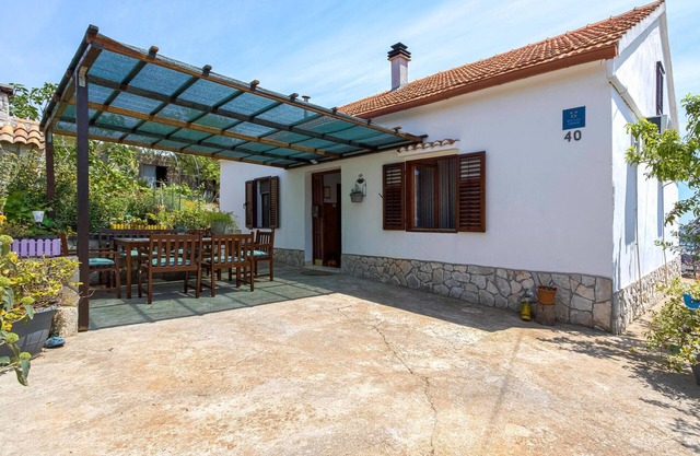 Cozy home in Zaglav with WiFi