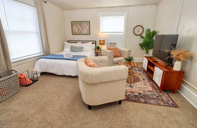 Cozy Home | Near Downtown | 4 Queen beds, Two full size pull out beds.