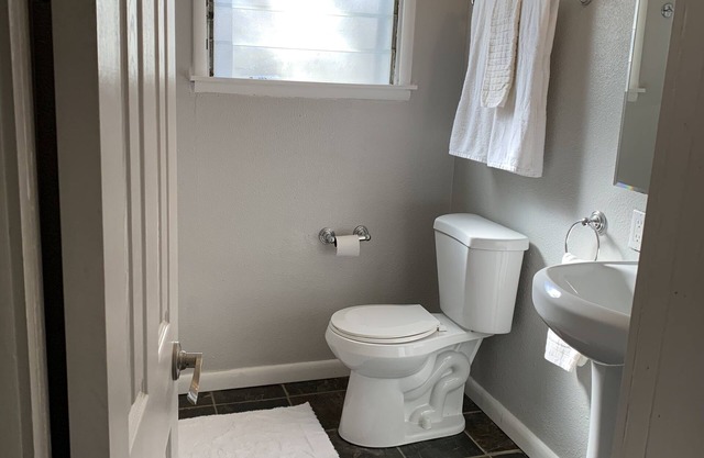 Cozy home on the South end of Boerne. Peaceful quiet neighborhood.
