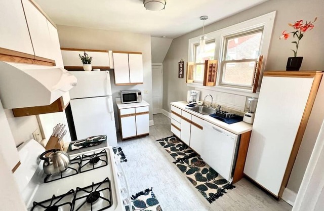 Cozy Home Quiet Neighborhood 10 Min to Downtown