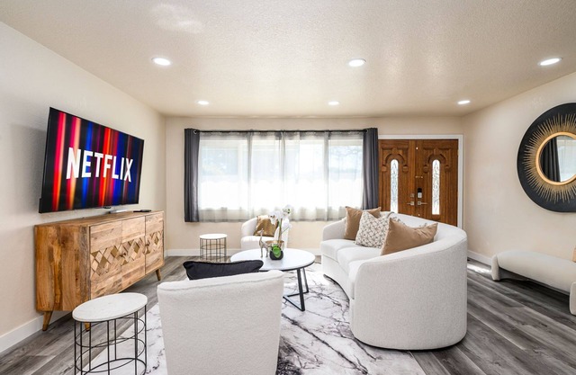 Cozy house 4 bd/2 ba in Huntington Beach. Disneyland, Beach, Shopping, Foods