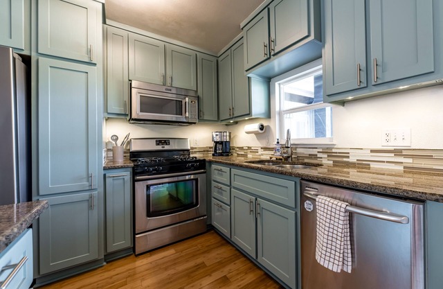 Cozy house, covered outdoor kitchen & living w/TV. Convenient location!