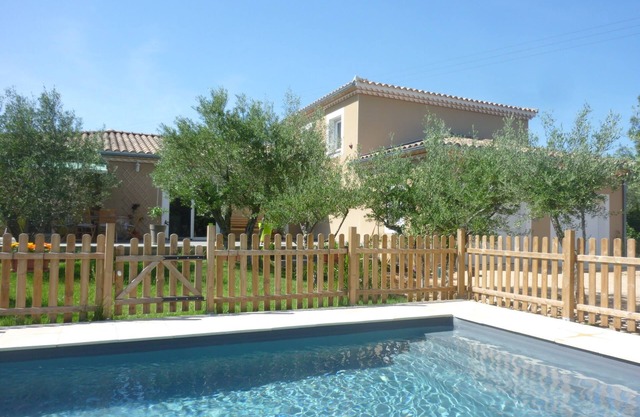 Cozy house in a quiet area, 4km from UZES swimming pool - 6 p