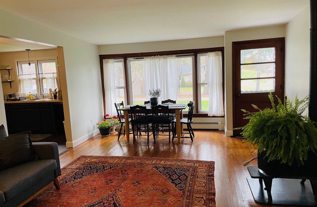 Cozy Hudson Valley Retreat - 1950's Ranch Close to Everything