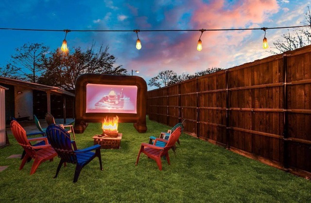 Cozy, KING BED, Outdoor Movie Theater, Fire Pit