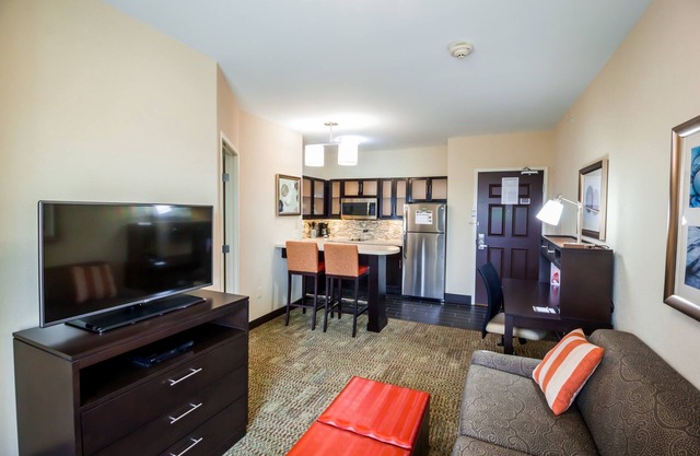 Cozy King Suite | Seasonal Outdoor Pool, 24-Hour Business Center and Fitness Center
