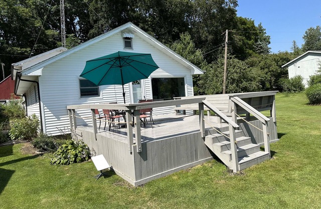 Cozy lake house in Sister Lakes Michigan - family or friends retreat.