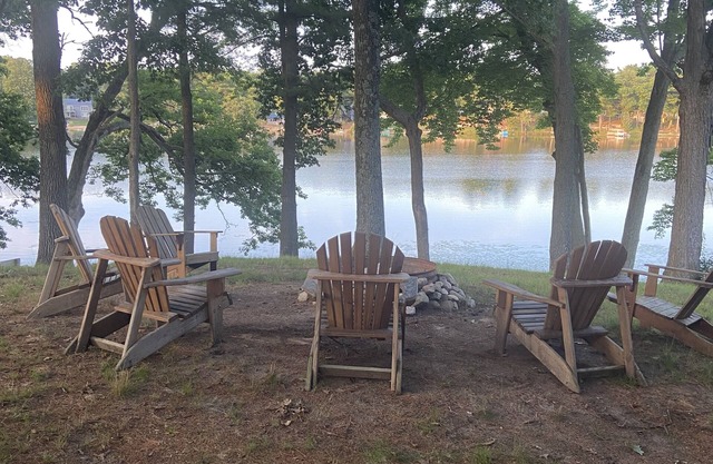 Cozy lakefront cottage on all sports Hart Lake