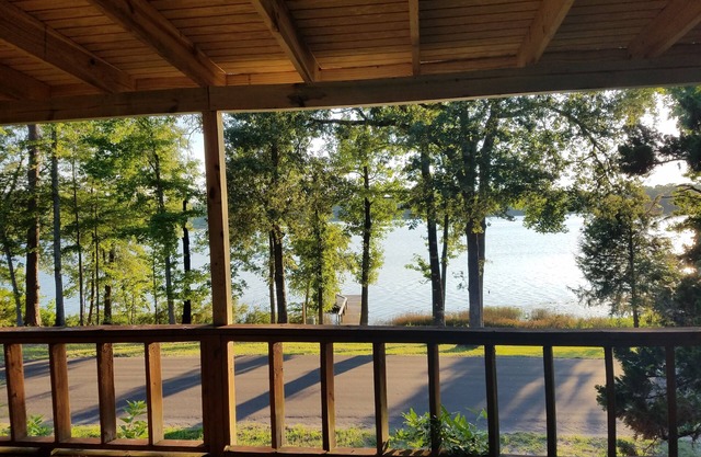 Cozy Lakefront Family Friendly Home With Large Covered Porch And Private Dock.