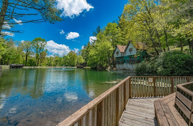 Cozy Lakeside Cabin #14 - Sleeps 6 - Full kitchen + fireplace - between Boone & Blowing Rock NC