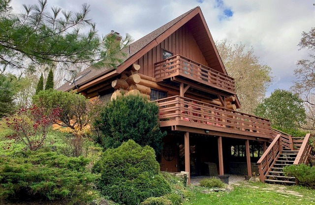 Cozy Log Cabin an hour from Toronto