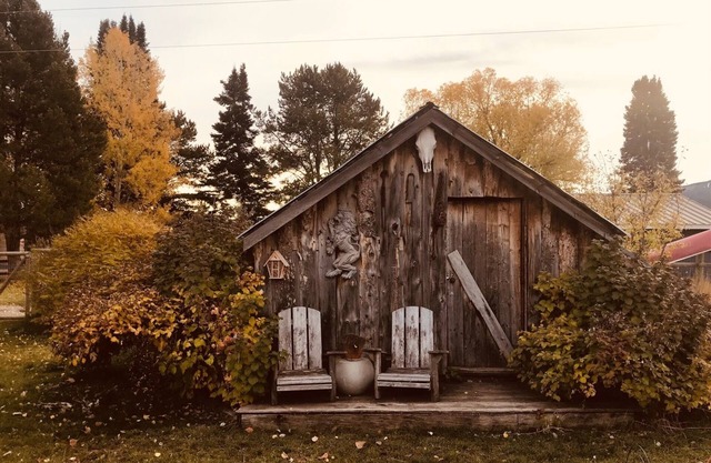 Cozy log cabin in Alpine close to lake with water views!