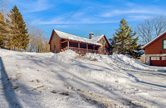 Cozy log cabin & loft, close to recreation, dog-friendly, bbq, balcony, a/c, w/d