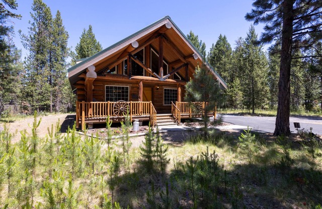Cozy Log Cabin on Quiet Cul-de-sac, Trails, River Nearby, 3 Mi from Sunriver, Covered Front Porch